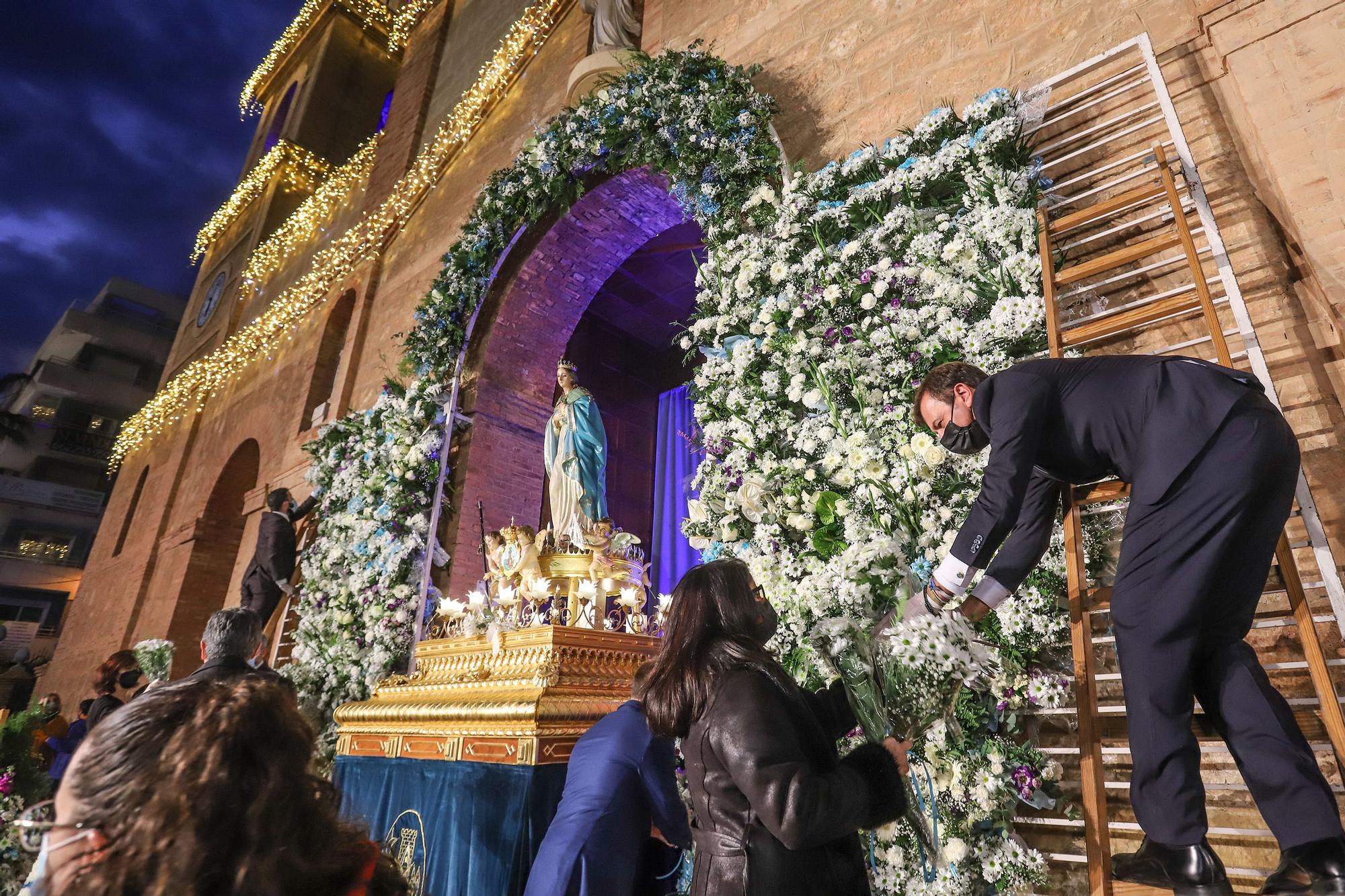 Torrevieja rinde homenaje a su patrona con una ofrenda floral