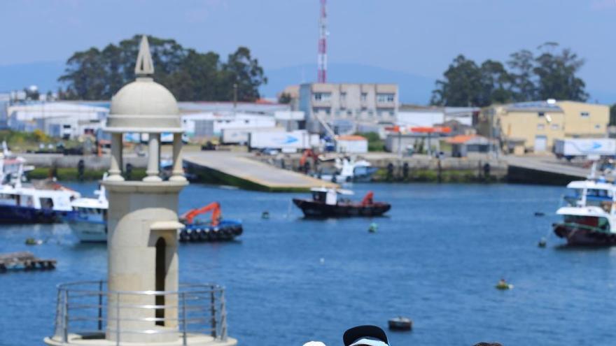 El paso por la Aldea Marinera, con la ensenada de Meloxo y Moreiras al fondo.