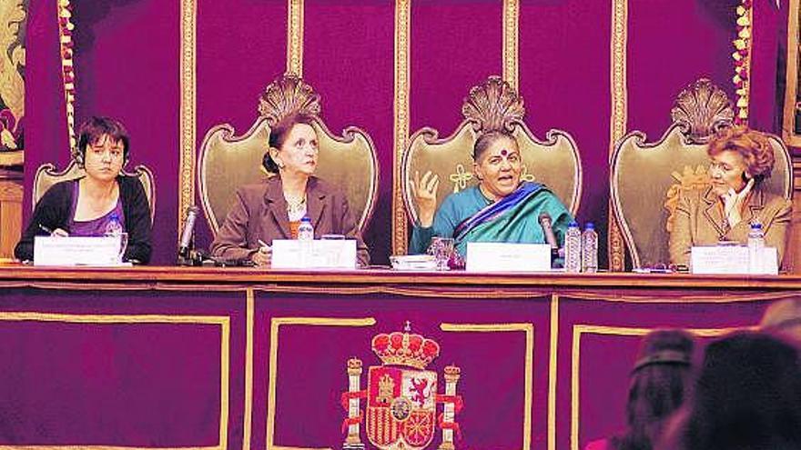 María Campomanes, directora del Instituto de la Mujer; Amelia Valcárcel, directora del ciclo; la conferenciante Vandana Shiva y Beatriz Martínez, directora del Instituto Adolfo Posada.