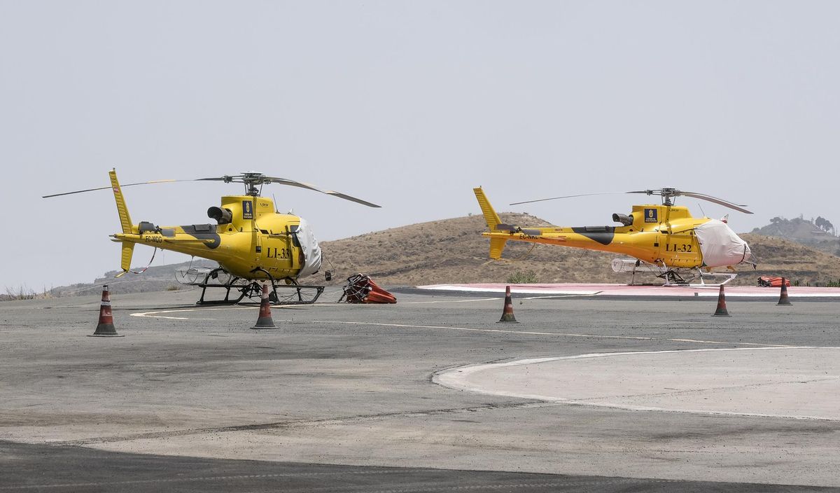 Los dos helicópteros contra incendios forestales del Cabildo en la base de Artenara
