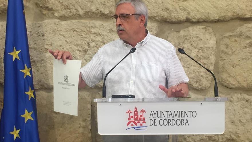 El concejal del PSOE José Rojas denuncia la falta de planificación contra incendios del Ayuntamiento de Córdoba.