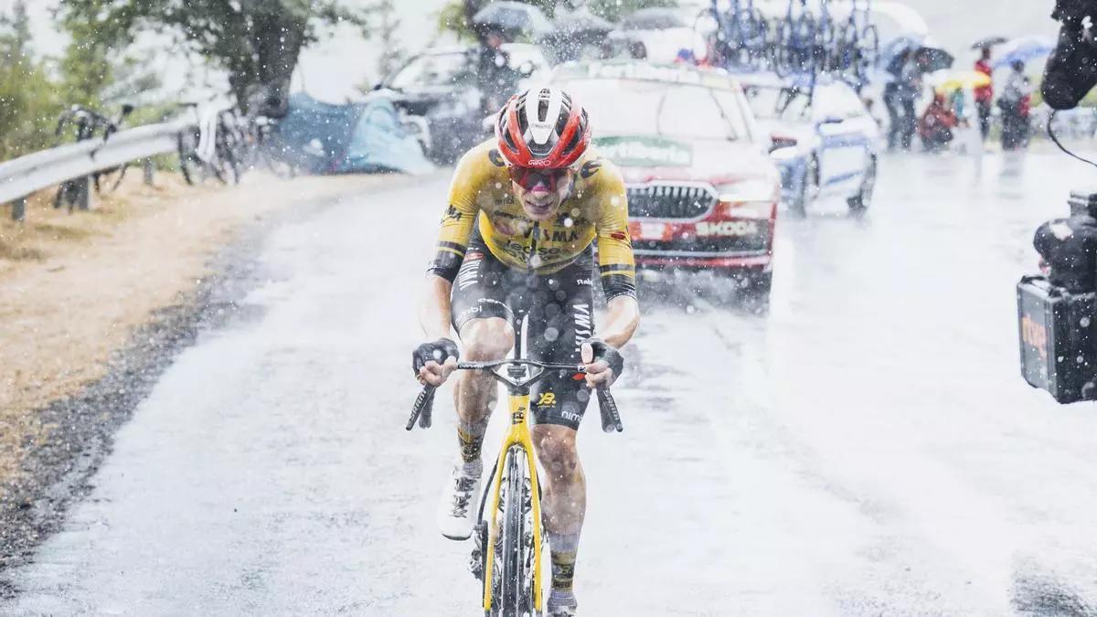 Jonas Vingegaard, ganador de la Vuelta 2025, bajo la lluvia