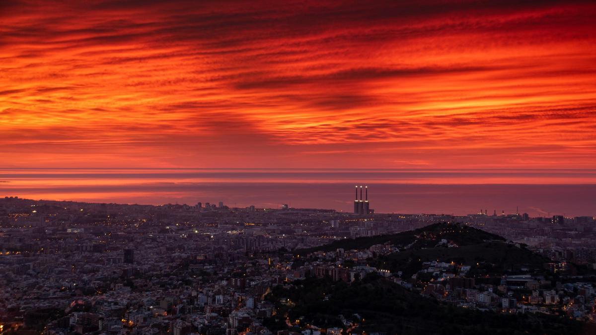 Salida del sol con el cielo rojizo en Barcelona, el 14 de septiembre del 2023