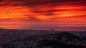 Salida del sol con el cielo rojizo en Barcelona, el 14 de septiembre del 2023