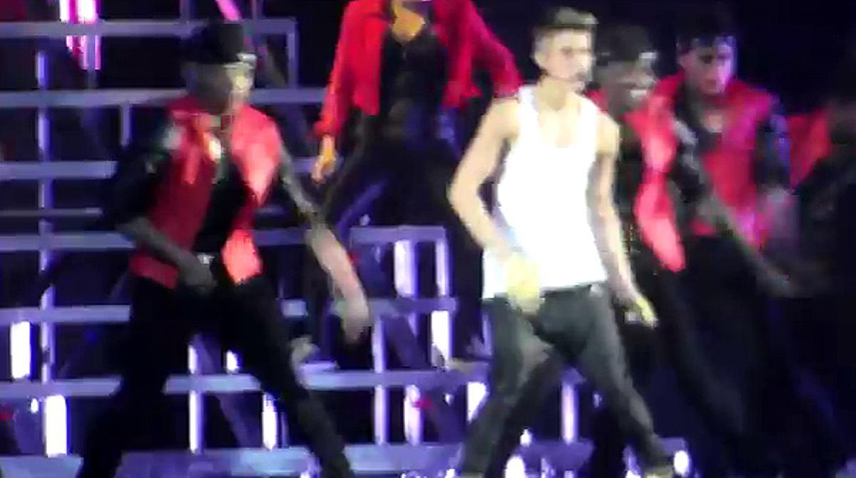 El jove músic va abandonar l’escenari durant la cançó ’Beauty and a beat’.