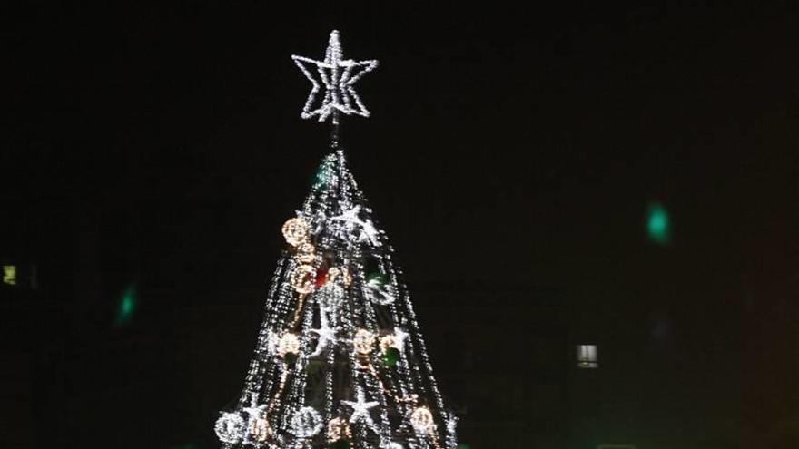 La lluvia obliga a posponer la inauguración del árbol