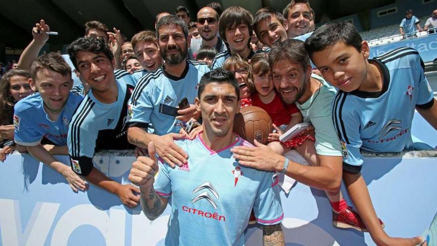 Pablo Hernández saluda junto a un grupo de aficionados que ayer asistieron a su presentación en el estadio de Balaídos.