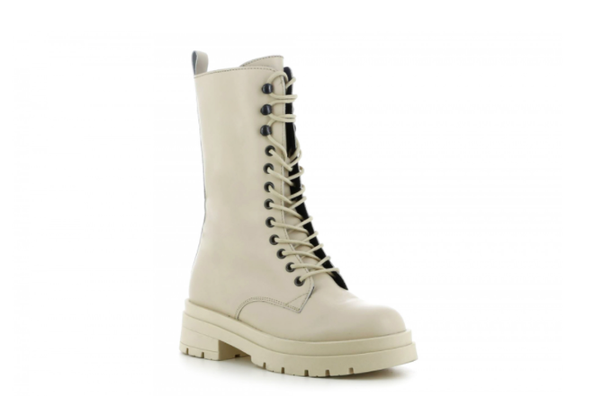 Botas beige con suela track de Camila's