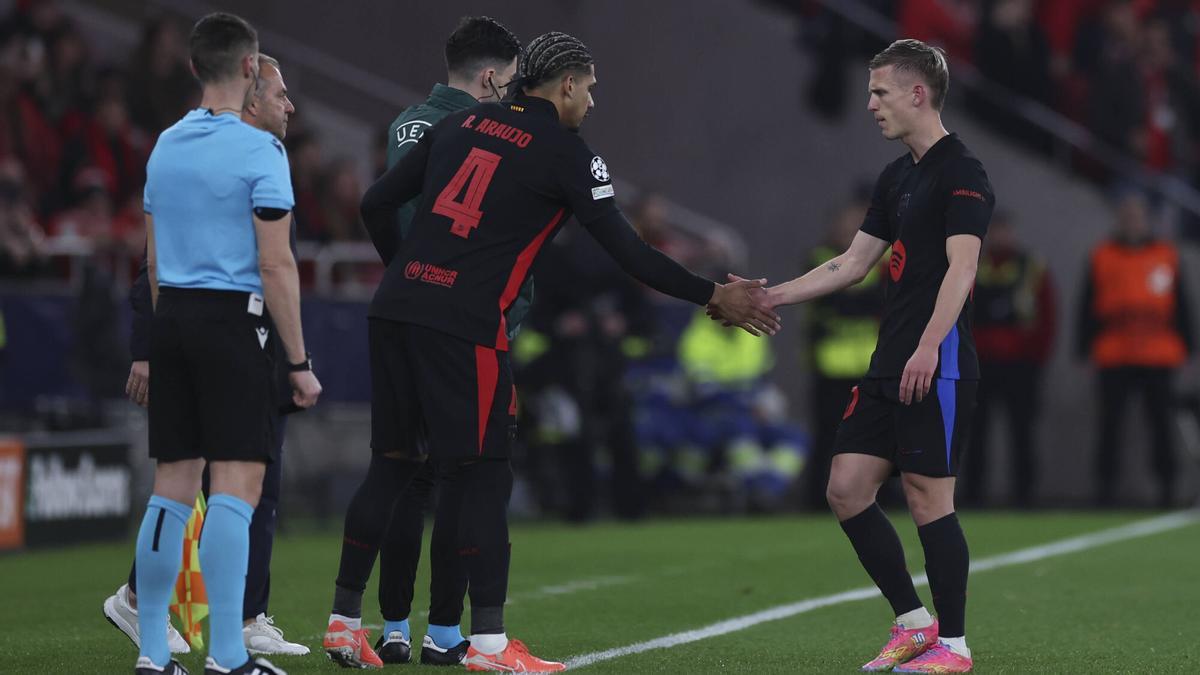 Flick garantiza la continuidad de Araujo la temporada que viene