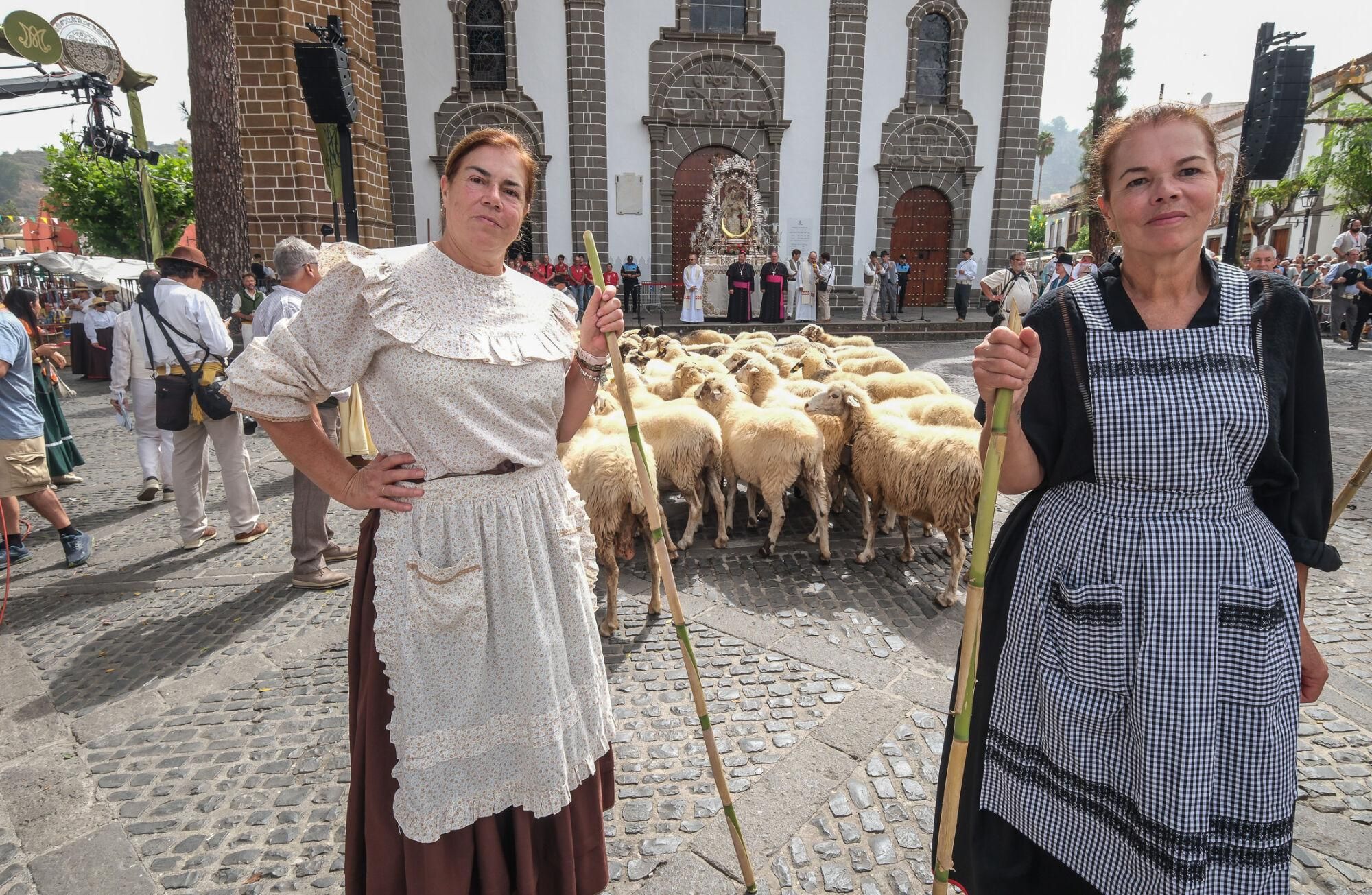 Ganado y ganaderos ante la Virgen del Pino.