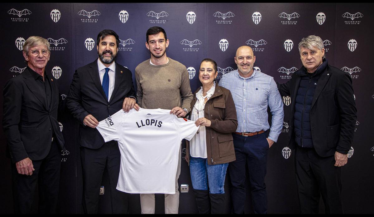 Quique Llopis recibió una camiseta con su nombre