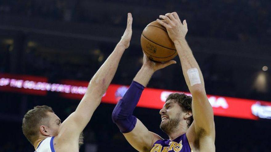 Thompson y Lee arrollaron a los Lakers