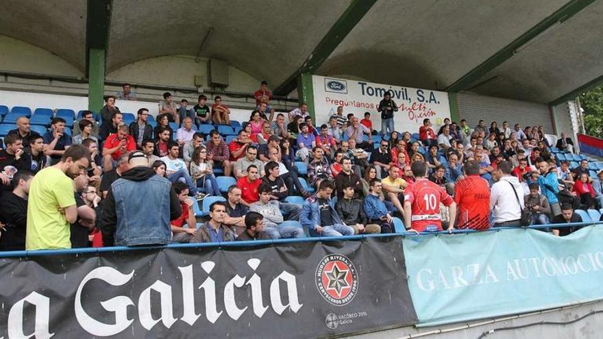 Los aficionados que se congregaron ayer en el estadio de O Couto.