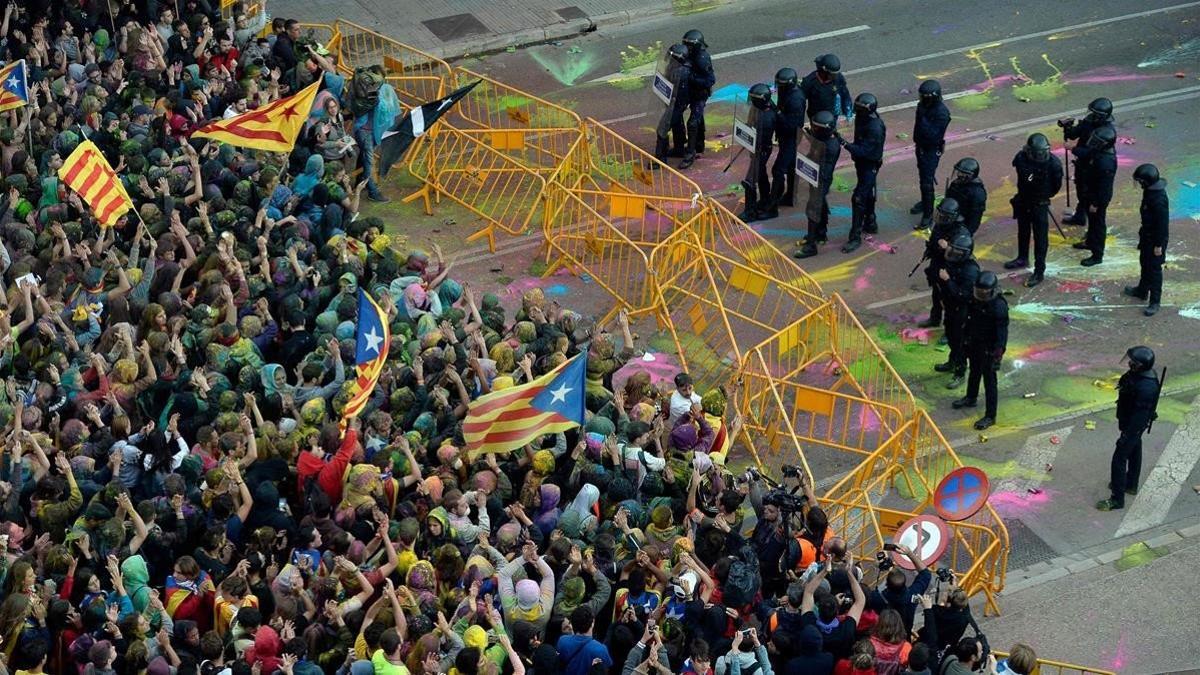 Mossos d'Esquadra de Girona frenando la manifestación del aniversario del 1-O