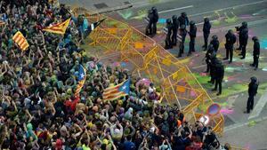 Mossos d’Esquadra de Girona frenando la manifestación del aniversario del 1-O.