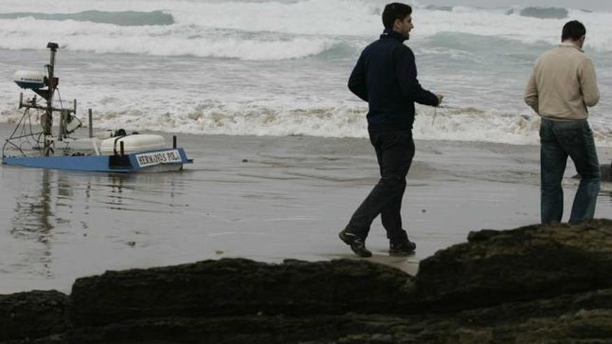 Restos del barco «Hermanos Pola», anteayer, en la playa de Xagó (Gozón).