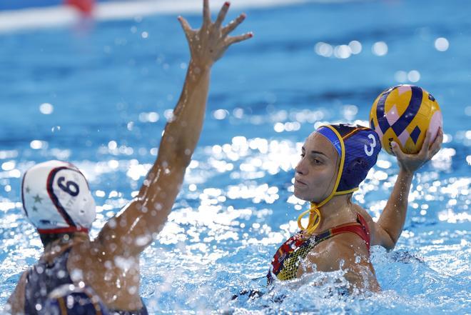 La jugadora estadounidense Maggie Steffens defiende a la española Anni Espar (d) este lunes, durante el partido del Grupo B de la ronda preliminar de Waterpolo Femenino de los Juegos Olímpicos de París 2024, en el Centro Acuático de la capital francesa. 