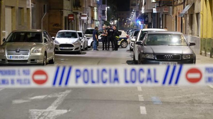 El cordón policial en la calle en la que tuvo lugar el suceso