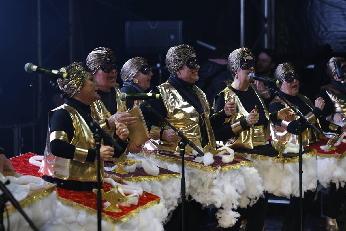 En imágenes: El concurso de murgas de Avilés bajo la lluvia En imágenes: El concurso de murgas de Avilés bajo la lluvia