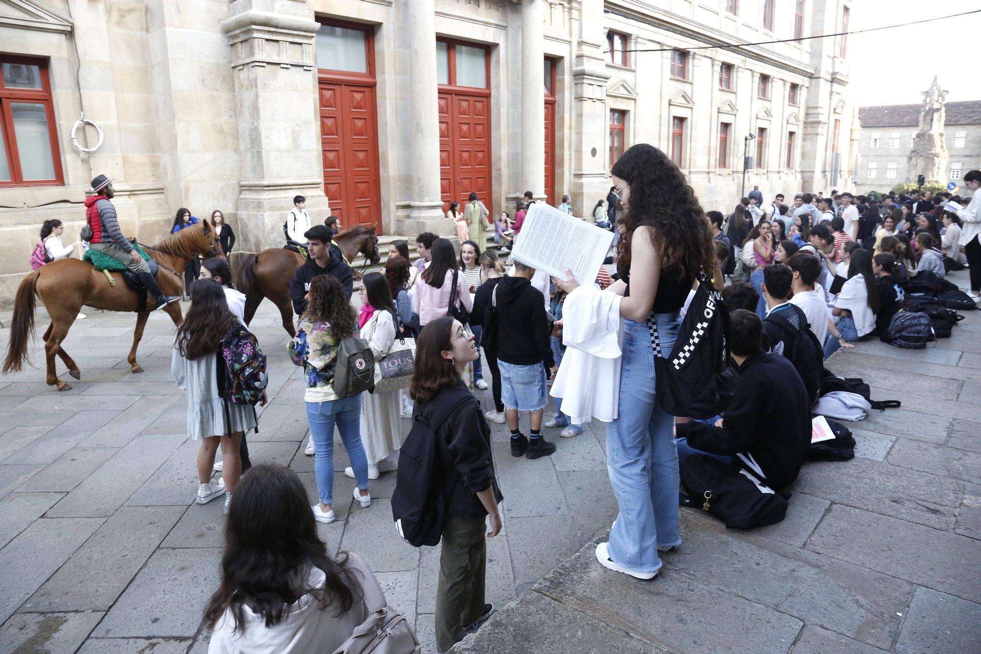 Estudiantes esperando para entrar en la Facultad de Medicina