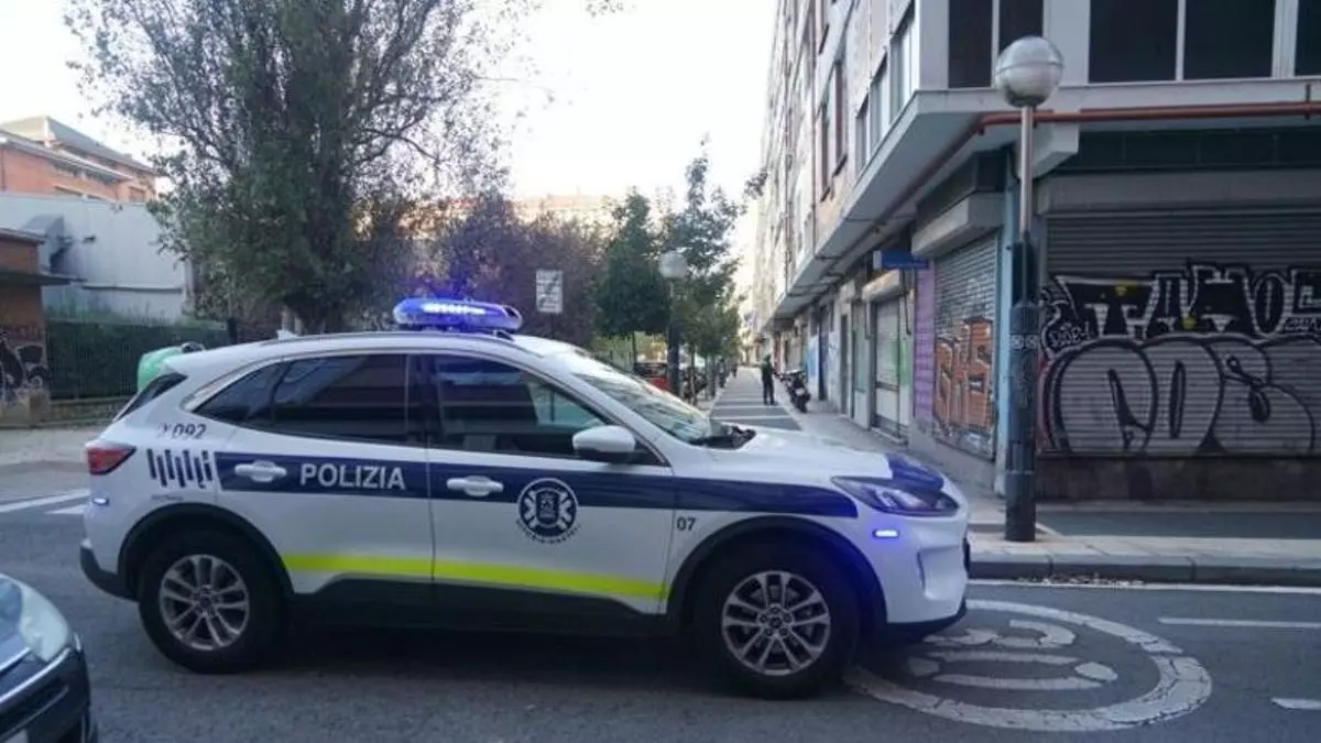 La Policía Local de Vitoria detiene a un hombre tras hallar a su pareja con una "herida sangrante"