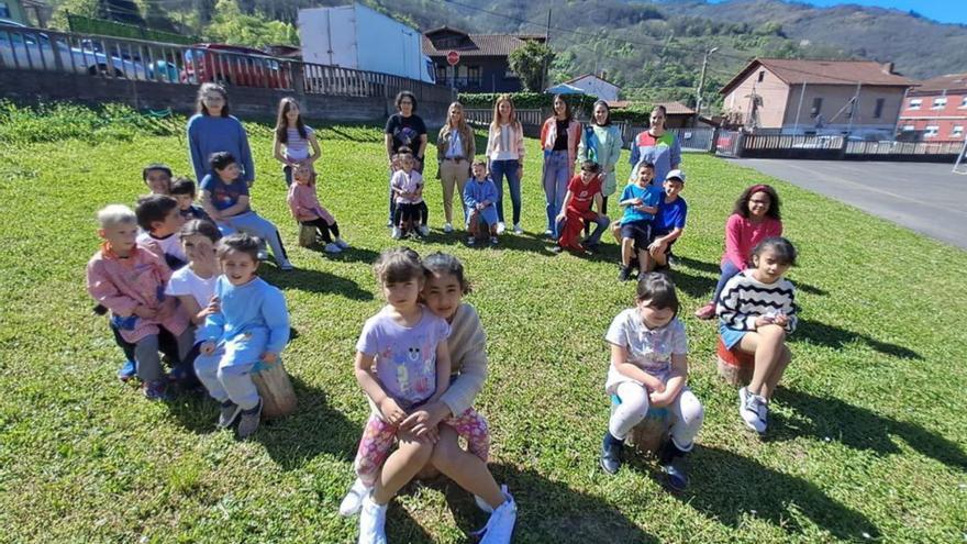 Alumnos e profesores, nel xardín del centru escolar.