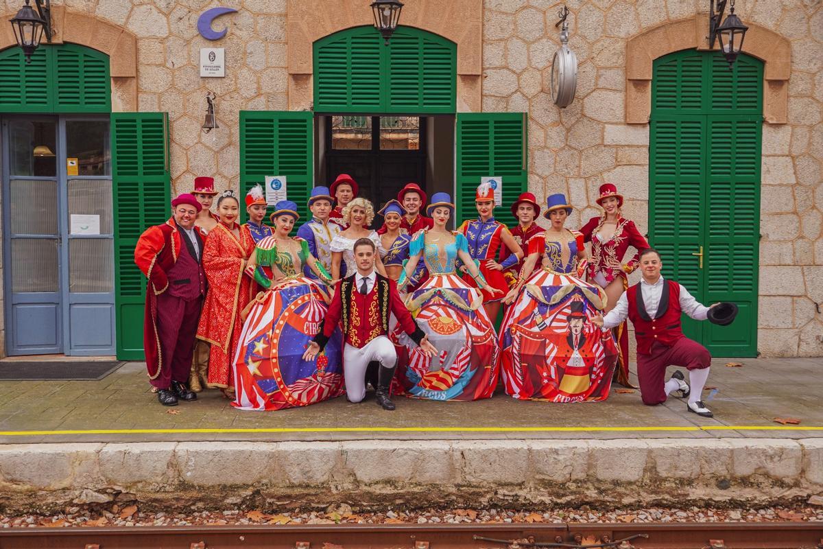 El Tren de Sóller abre sus puertas a los artistas del Circo Alegría para recrear un viaje al pasado