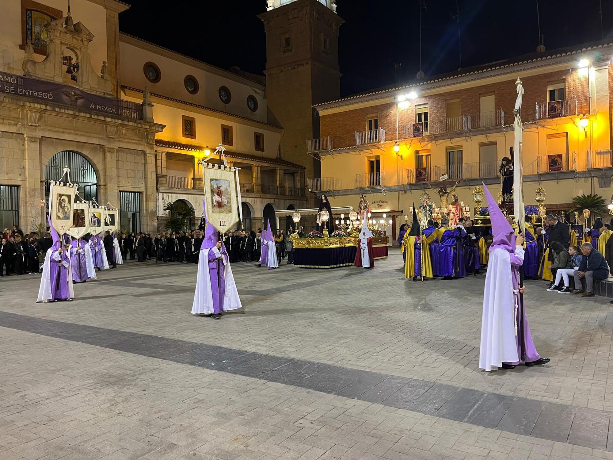 Emotiva y solemne procesión del Santo Entierro en Nules