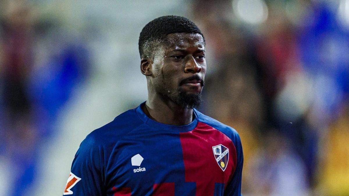 Samuel Ntamack, con la camiseta del Huesca en un partido.