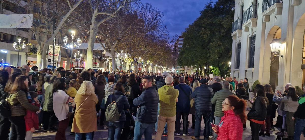 Participantes en la concentración coordinada en Xàtiva, ayer.