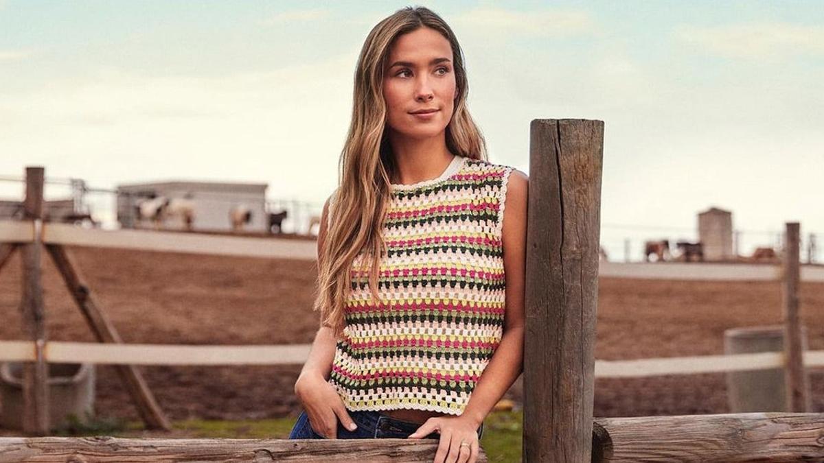 María Pombo con onda en el pelo y chaleco de punto de colores