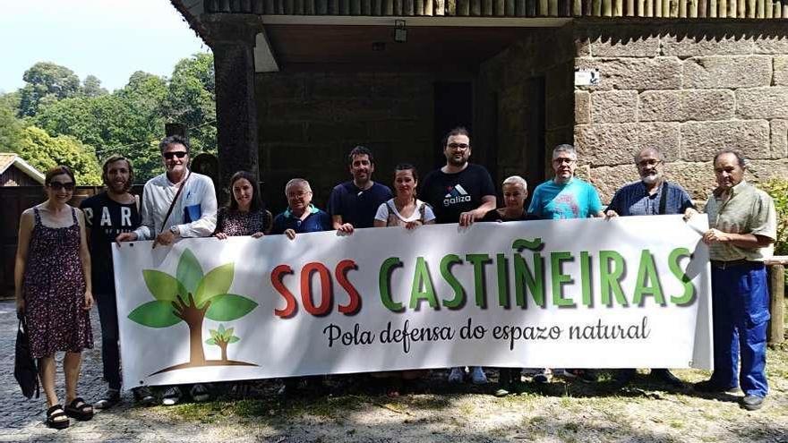 Representantes de algunos de los colectivos que integran la Plataforma SOS Castiñeiras. // S.A.