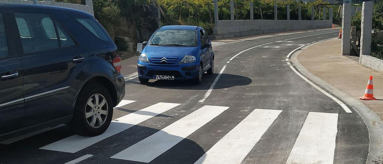 Calle ensanchada que ya está operativa en el centro de Dena (Meaño). |   // FDV