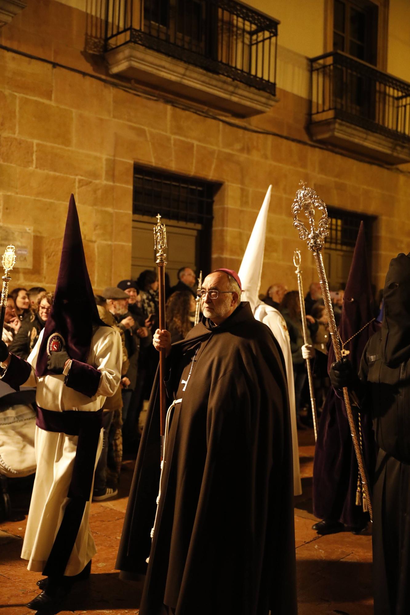 En imágenes | Procesión del Silencio por la calles de Oviedo