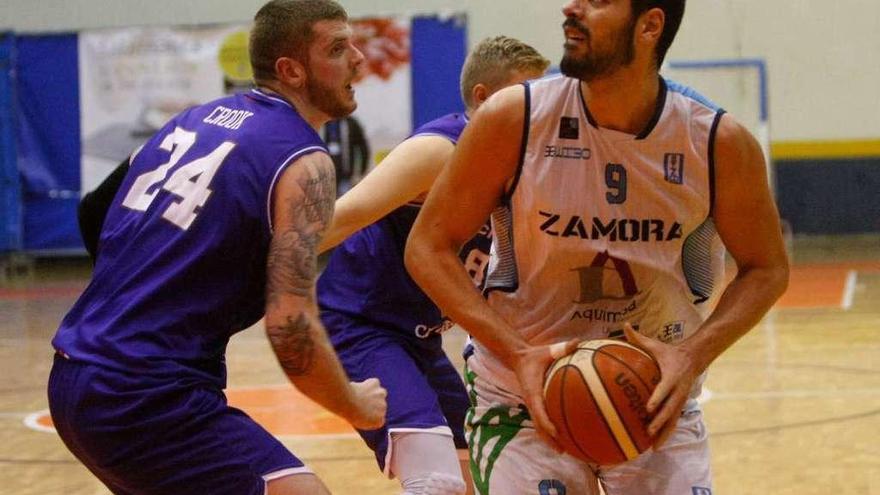 Christopher Iza, en un partido de la pasada temporada en el Angel Nieto.