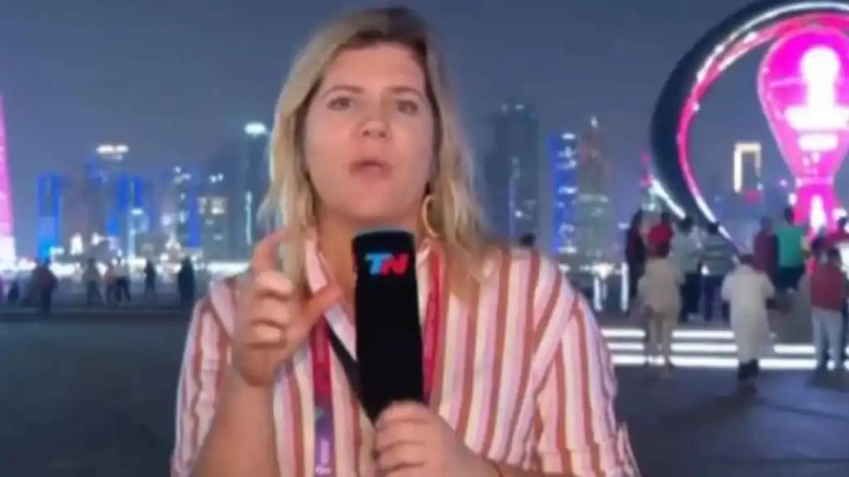 Robo en directo a una reportera del Mundial de Qatar 2022: sustraen dinero y documentos