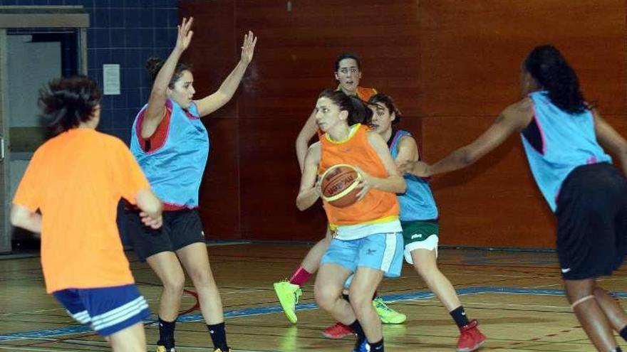 María Lago con el balón durante un entrenamiento. // Rafa Vázquez