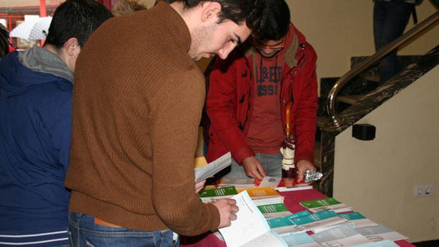 Los jóvenes consultan la oferta de la Universidad de Málaga.