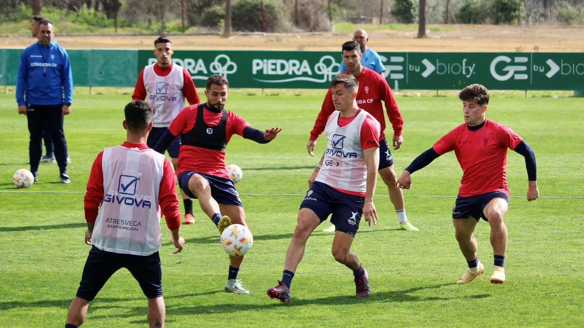 Carracedo y Canario, juntos en rondo durante una sesión de trabajo en la Ciudad Deportiva.
