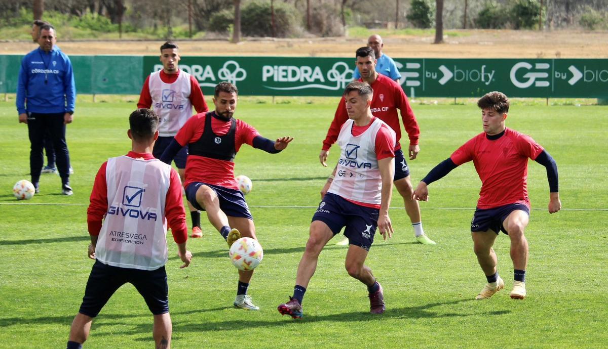 Carracedo y Canario, juntos en rondo durante una sesión de trabajo en la Ciudad Deportiva.