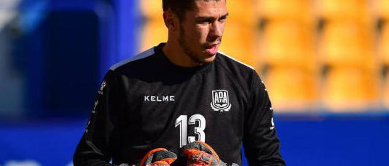 Raúl Lizoain Cruz, exmeta de la UD y guardameta del Alcorcón, durante un entrenamiento en Santo Domingo.