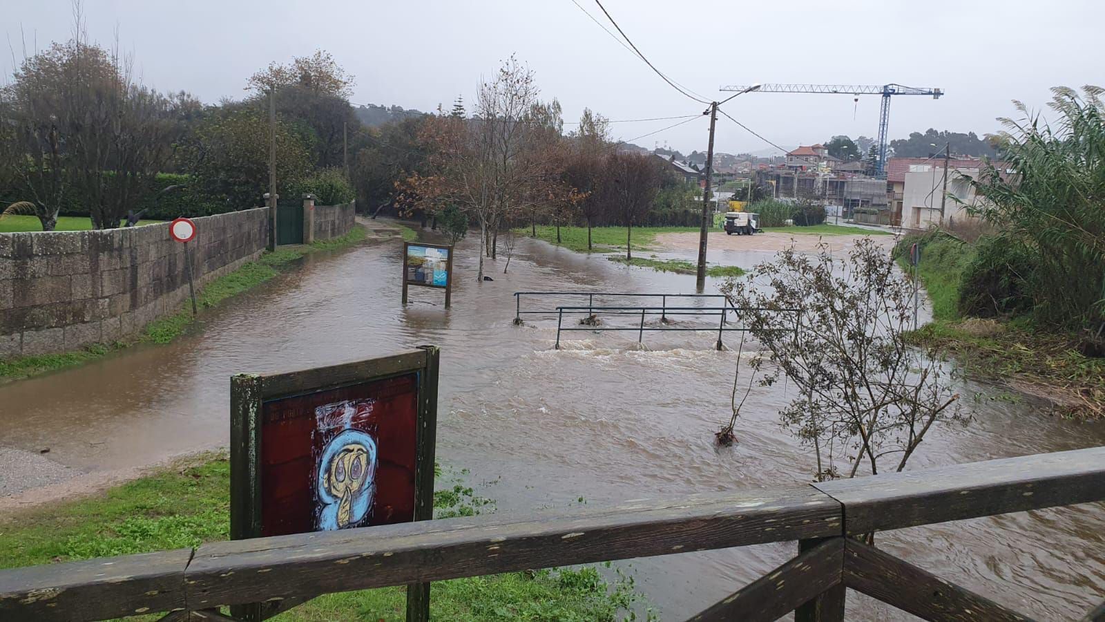 Las intensas lluvias causan desbordamientos en el Val Miñor