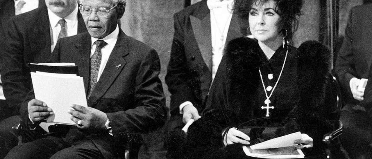 Nelson Mandela y Elisabeth Taylor en 1992, en la ceremonia de entrega de los premios &quot;Príncipe de Asturias&quot;.