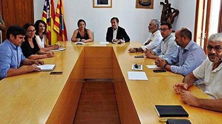 Un momento de la reunión entre la APB y el Consell de Formentera.