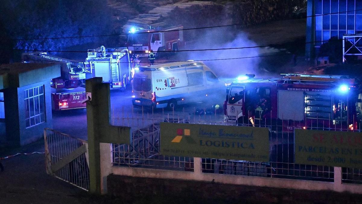 Efectivos del 061 y bomberos actuando en el lugar del incendio.