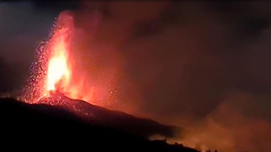 El volcán de La Palma ruge en su segunda noche de erupción