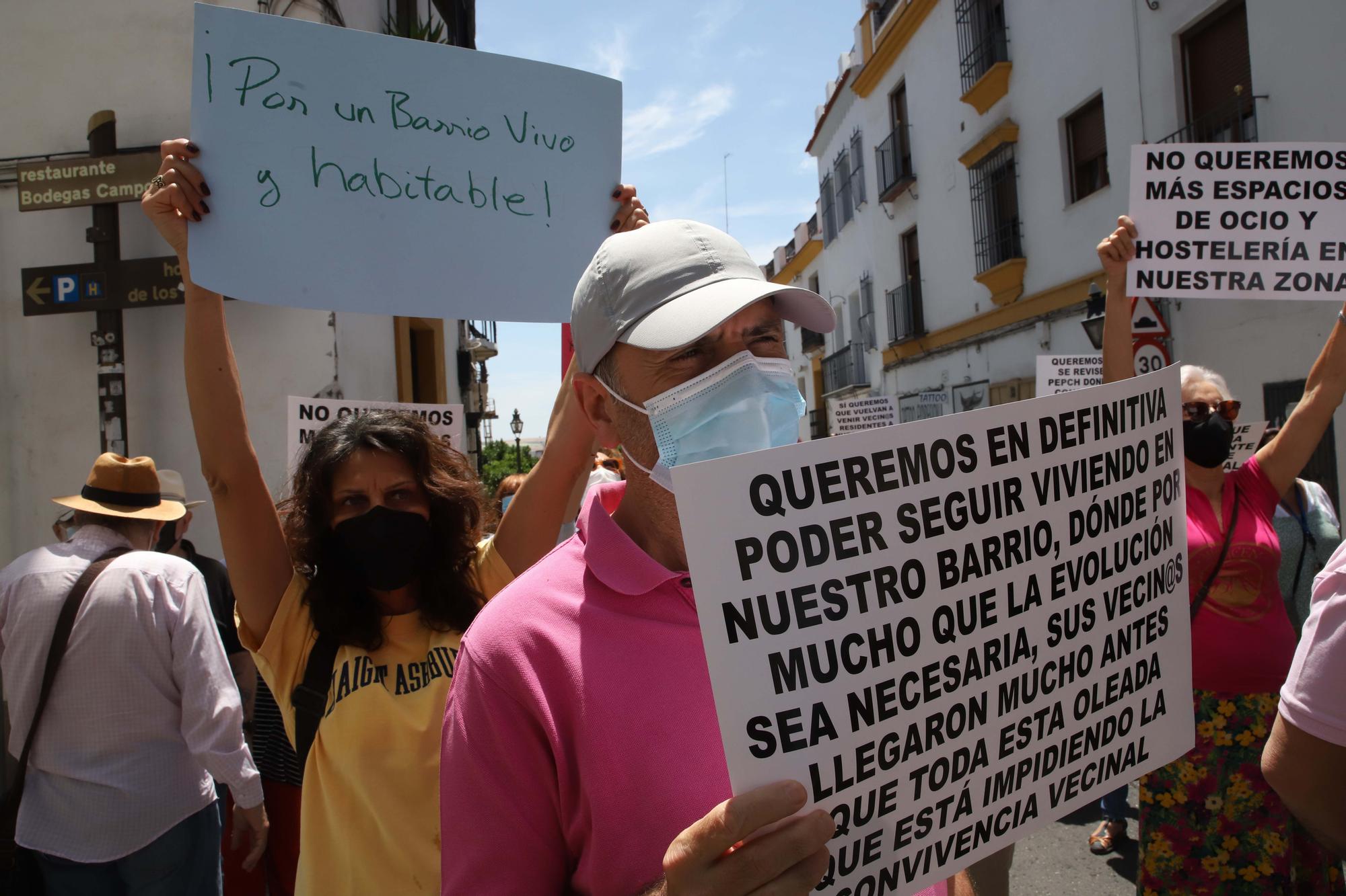 Vecinos del casco histórico cortan la calle San Fernando contra el "vaciado de residentes"