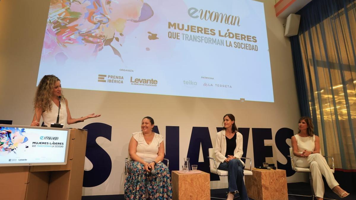 Silvia Tomás moderó la mesa de debate en la que participaron Anabel Forte Deltell, Berti Barber y Mónica Bragado.