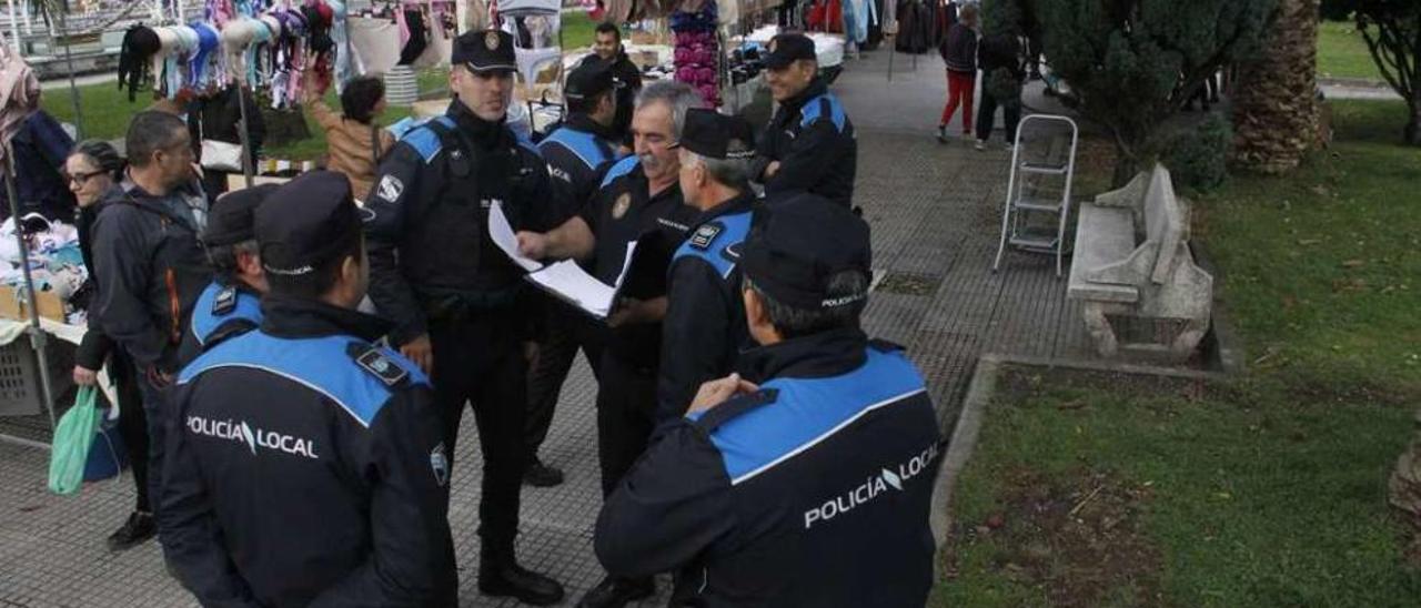 Un despliegue de la Policía Local de Cangas en otoño, para atajar el conflicto del mercadillo. // G. Núñez