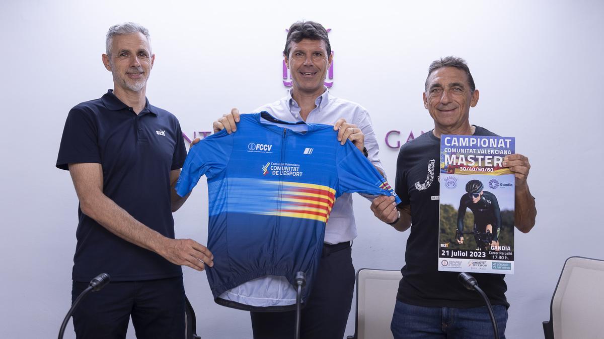 El concejal y los organizadores, en la presentación del campeonato de ciclismo